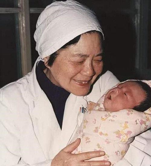 32年前，中国的首例“试管婴儿”出生，如今才知